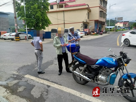 交警严查摩托车安全，守护道路出行平安行