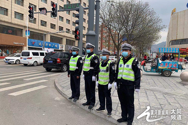 沈阳交警再掀文明出行风潮，温馨守护夜行安全